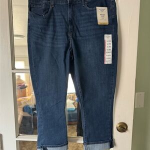 Levi's Mid Rise Capri Jeans in Blue